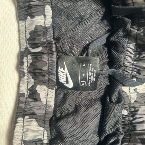 Nike Men’s Medium Cargo Pants Camo Print | Athletic Streetwear - Picture 6 of 9